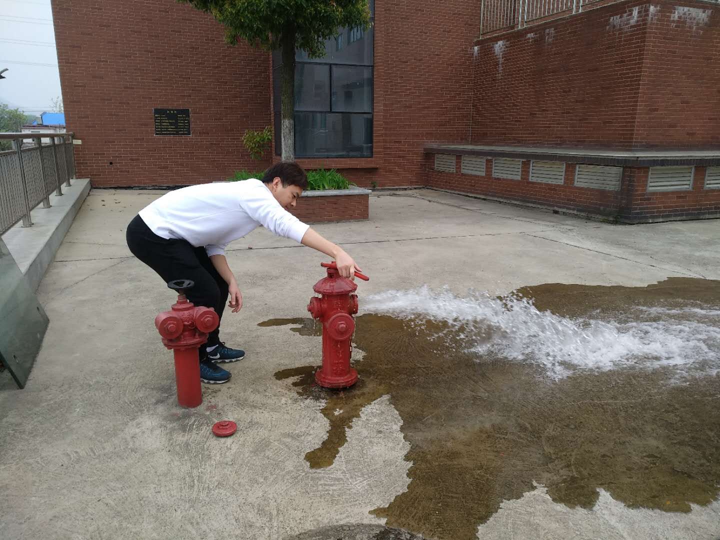 保卫处检查室外消防栓供水情况