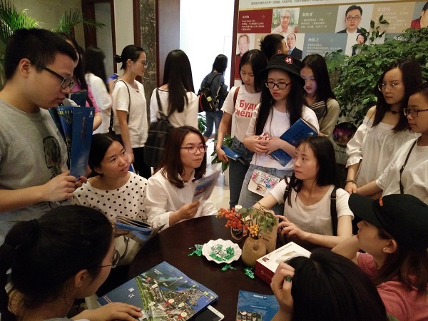 我院旅游管理专业师生赴长沙新华联铜官窑古镇实地调研